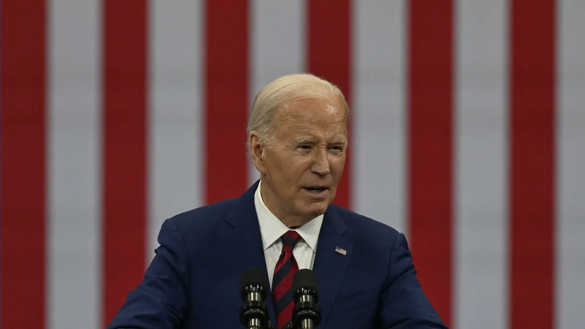Joe Biden mindent felolvas, újra nagyon kínos helyzetbe került - videó