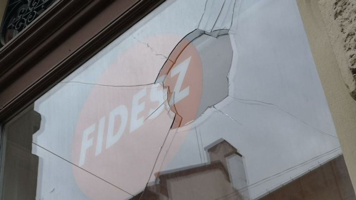 Megtámadták a Fidesz szegedi irodáját