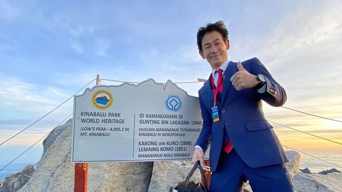 Öltönyben mászik hegyeket és búvárkodik egy japán férfi - képek