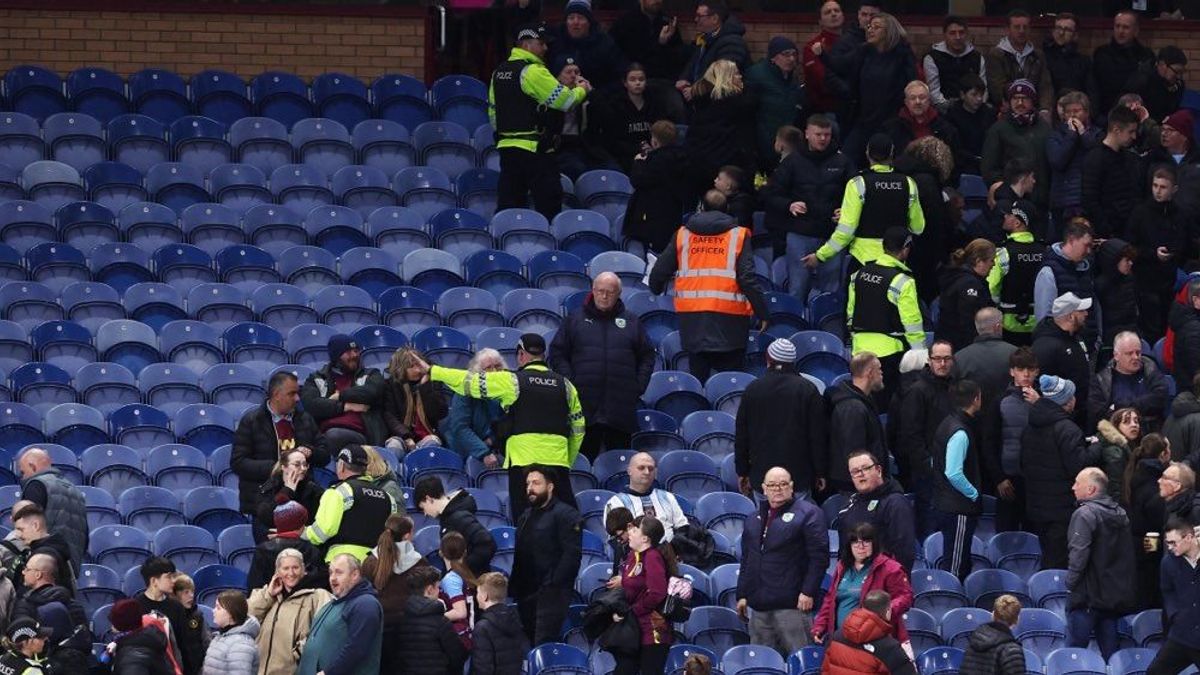 Botrány: több száz szurkolót kivezettek a rendőrök a stadionból a Premier League-meccsen