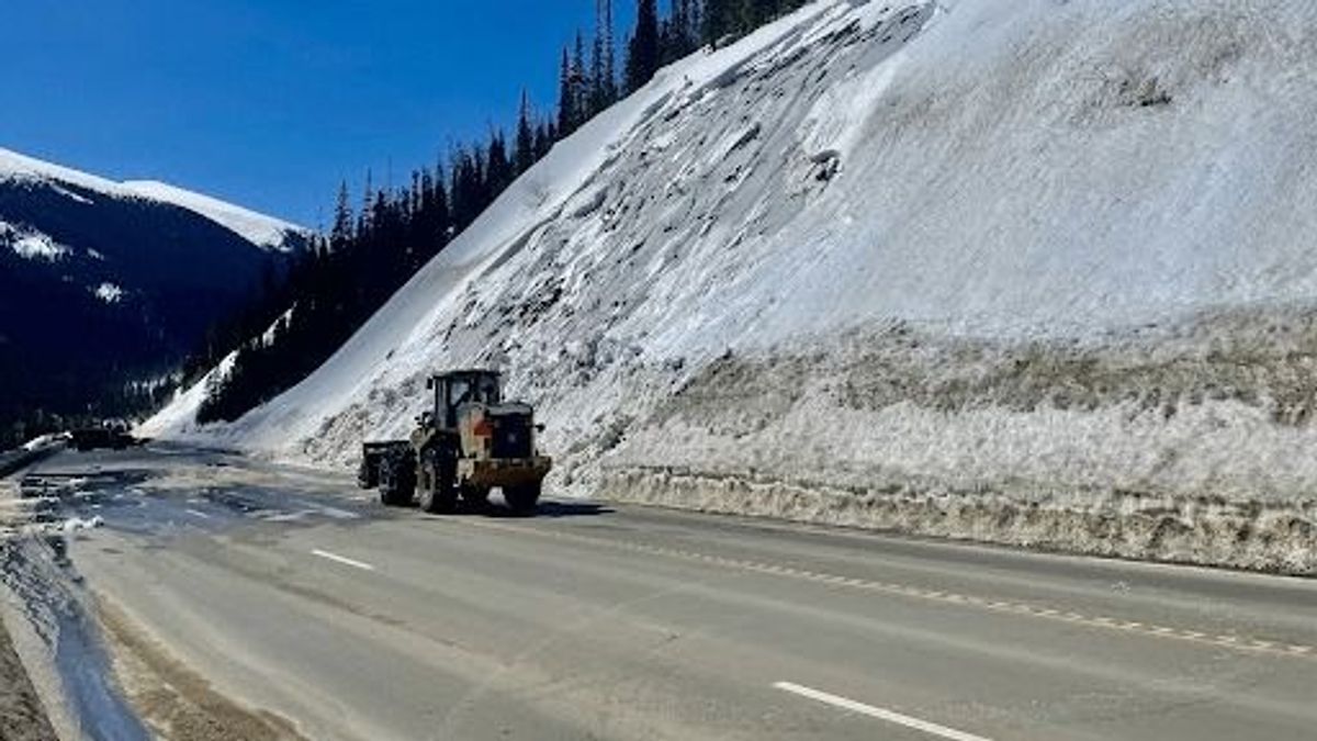 Autópályán akart átugrani egy síelő Coloradóban, szörnyethalt