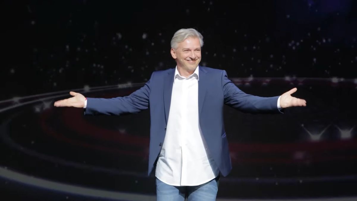 Alföldi Róbert Istenként látni vélte, amint Magyar Péter férfi napszemüvegben focizott