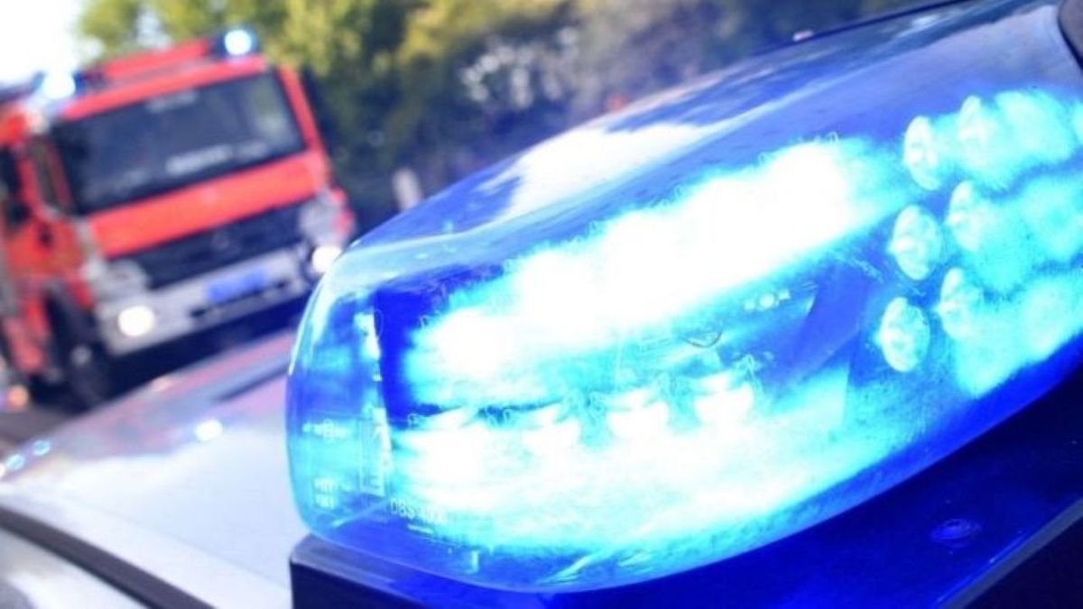 Beszakadt az úttest egy autó alatt