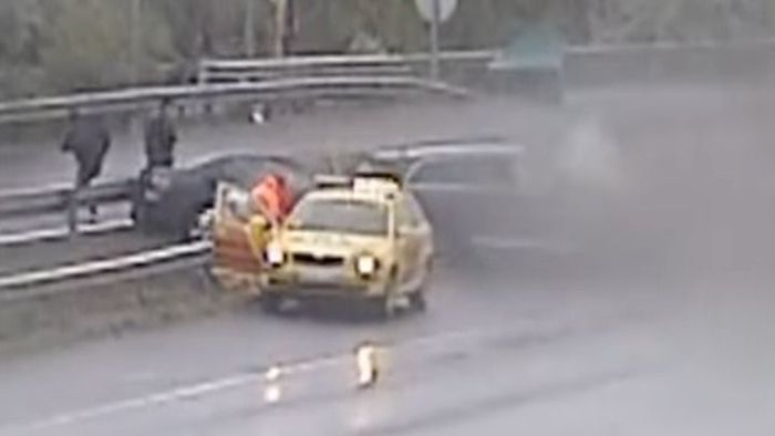 Autómentők dolgoztak egy roncsnál az M0-son, aztán a semmiből becsapódott még egy autó - videó