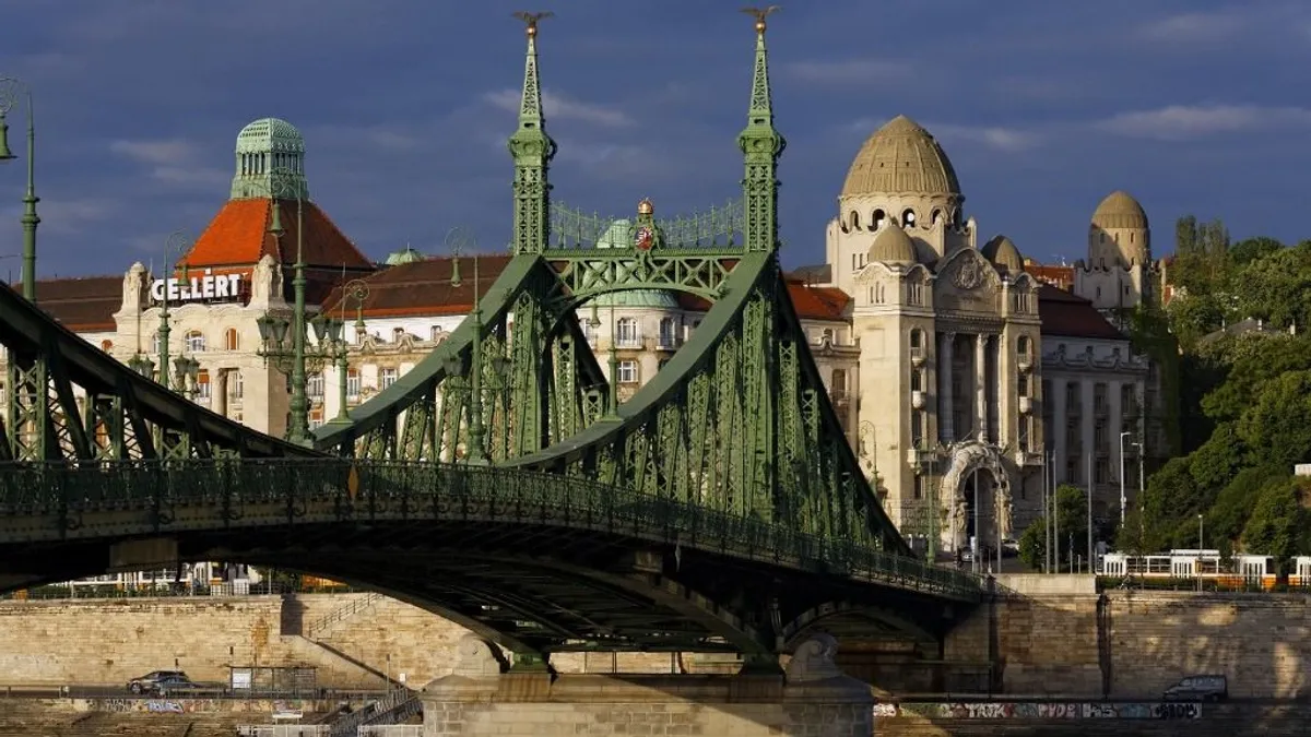 Péntek estétől vasárnap éjfélig lezárják a budapesti Szabadság hidat