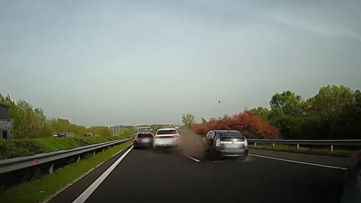 Méregdrága luxusterepjáró tarolta le az álló autókat az M7-esen