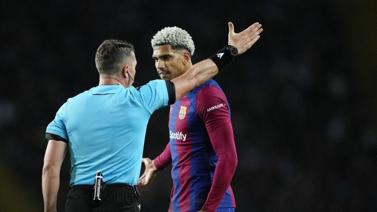 Direkt csinálnak hülyét a focibírókból a sportág vezérei?