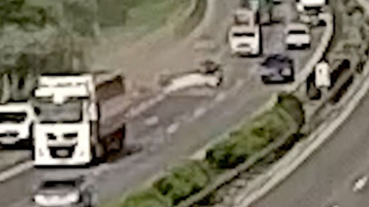 A szalagkorlátnak ütközött, majd a feje tetején pörgött egy autó az M1-esen - videó
