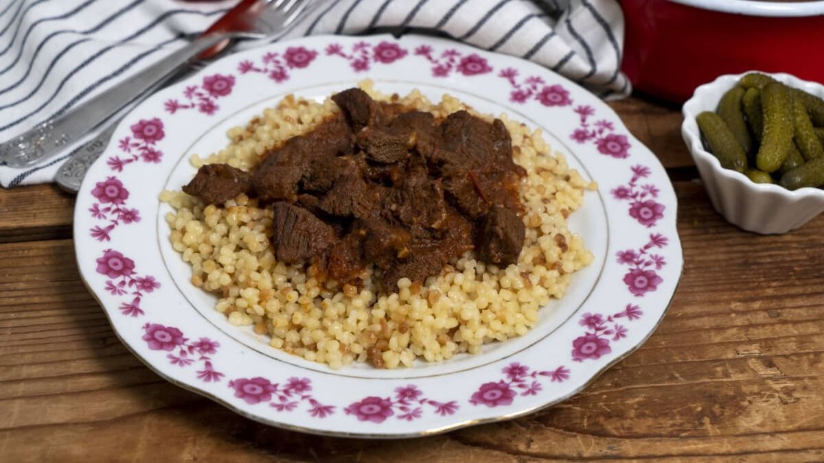 Íme, a vörösboros marhapörkölt, a tökéletes hétvégi ebéd