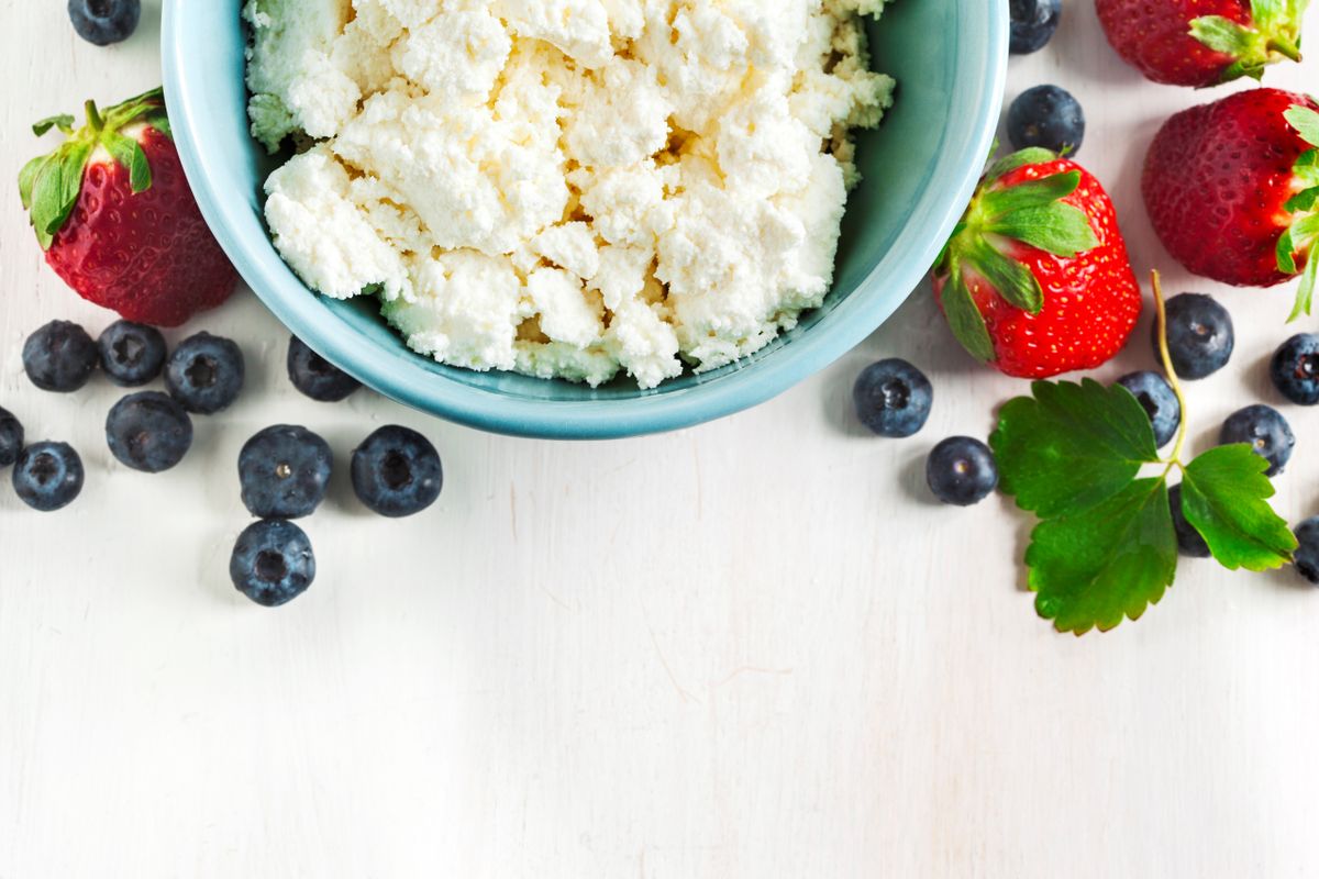 Túró vagy cottage cheese, Fresh cottage cheese and berries for healthy eating