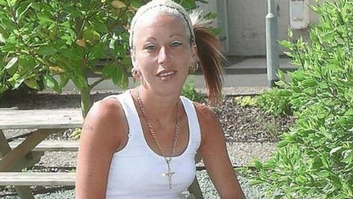 Kiengedték a börtönből a brit szadista diáklányt, aki megkínzott egy nagymamát