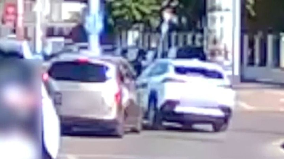 A buszsávban előzte a sort, aztán váratlanul elékanyarodott egy másik autó Budapesten - videó