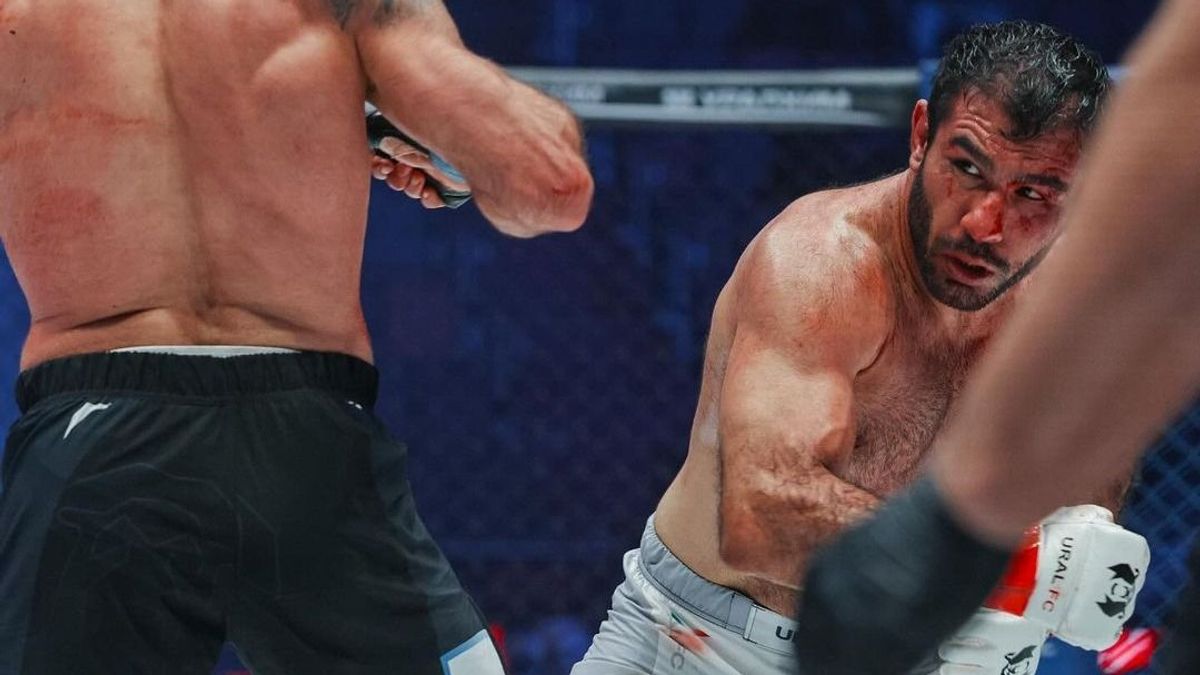 Fenéken rúgta a szexi ringlányt a ketrecharcos, nagy botrány lett belőle - videó