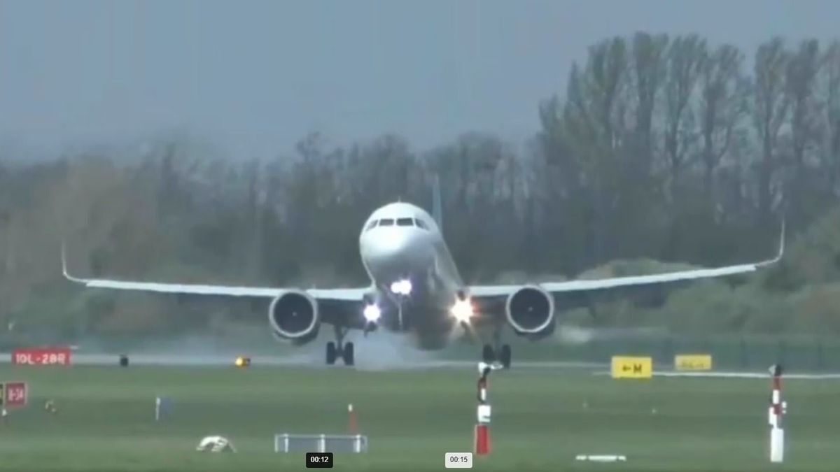 Akkora vihar volt, hogy nem tudott leszállni a repülőgép - videó