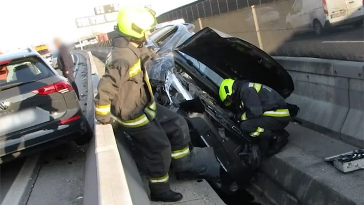 Repülő Suzuki, családjával büntetőfékező ámokfutó, betonelemek közé borított autó - videók