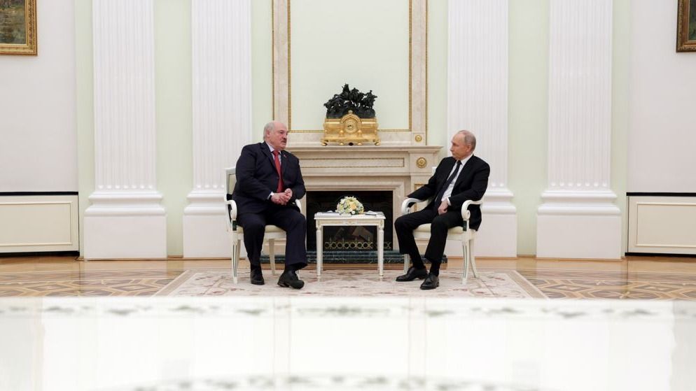 Vlagyimir Putyin orosz elnök (j) és Aljakszandr Lukasenka fehérorosz államfő megbeszélést folytat a moszkvai Kremlben 2024. április 11-én.