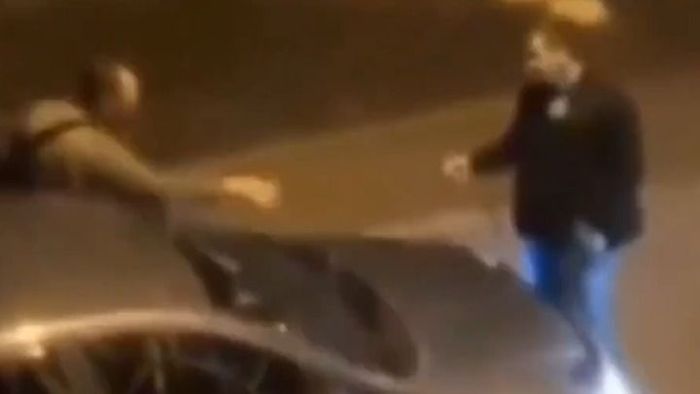 Két autós találkozott egy szűk úton, zseniális ötlettel játszották le, hogy ki tolasson vissza - videó