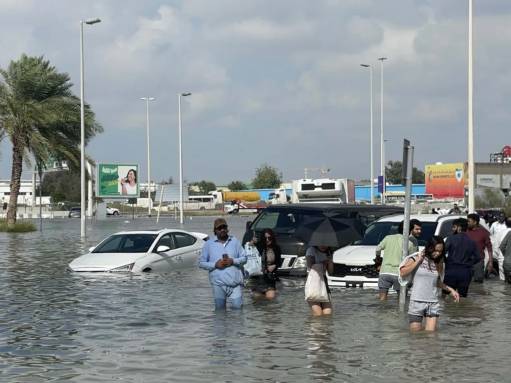  Heves esőzés, Esőzés, Dubaj, Egyesült Arab Emírségek, időjárás, katasztrófa, Omán, Halálos áldozat, 