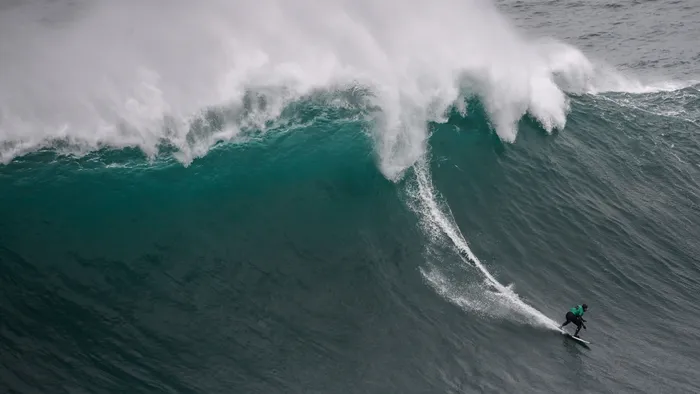 Ilyet még nem látott - világrekord magas hullámot győzött le az őrült szörföző
