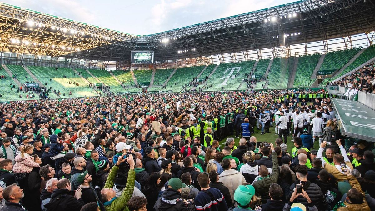 Több ezer pályára rohanó szurkolóval együtt ünnepelte 35. bajnoki címét a Fradi - galéria