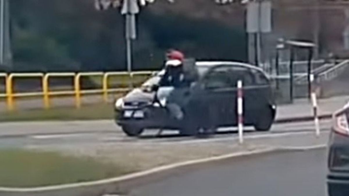 Azt hitte a biciklis, hogy a zebrán azt csinál, amit csak akar, aztán jött a fájdalmas pofon - videó