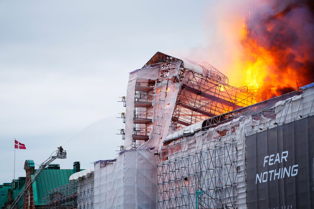 Tűz ütött ki Koppenhága egyik legrégebbi épületében, Koppenhágatűz, 2024.04.16.