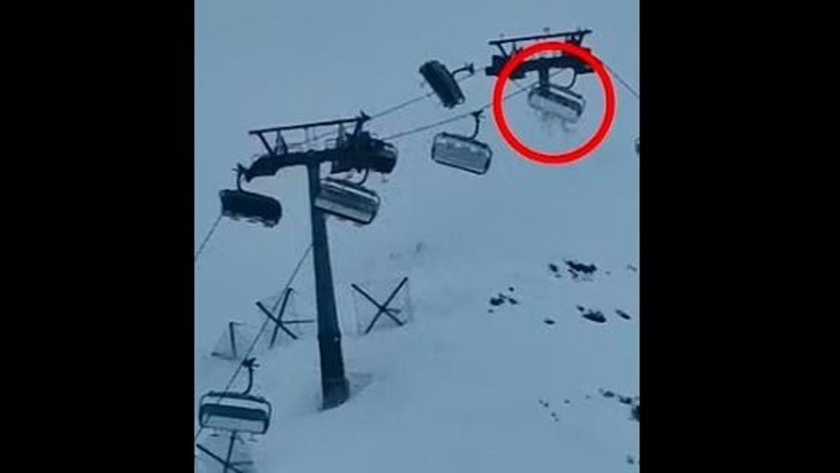 Pánik egy olasz síparadicsomban, síelők ugráltak ki a felvonóból a viharos szélben - videó