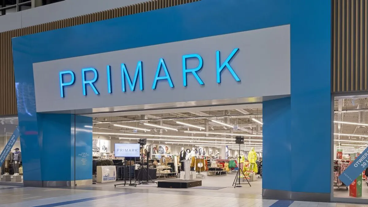 Kígyózó sorok és hatalmas tömeg - megnyílt az első magyarországi Primark - videó