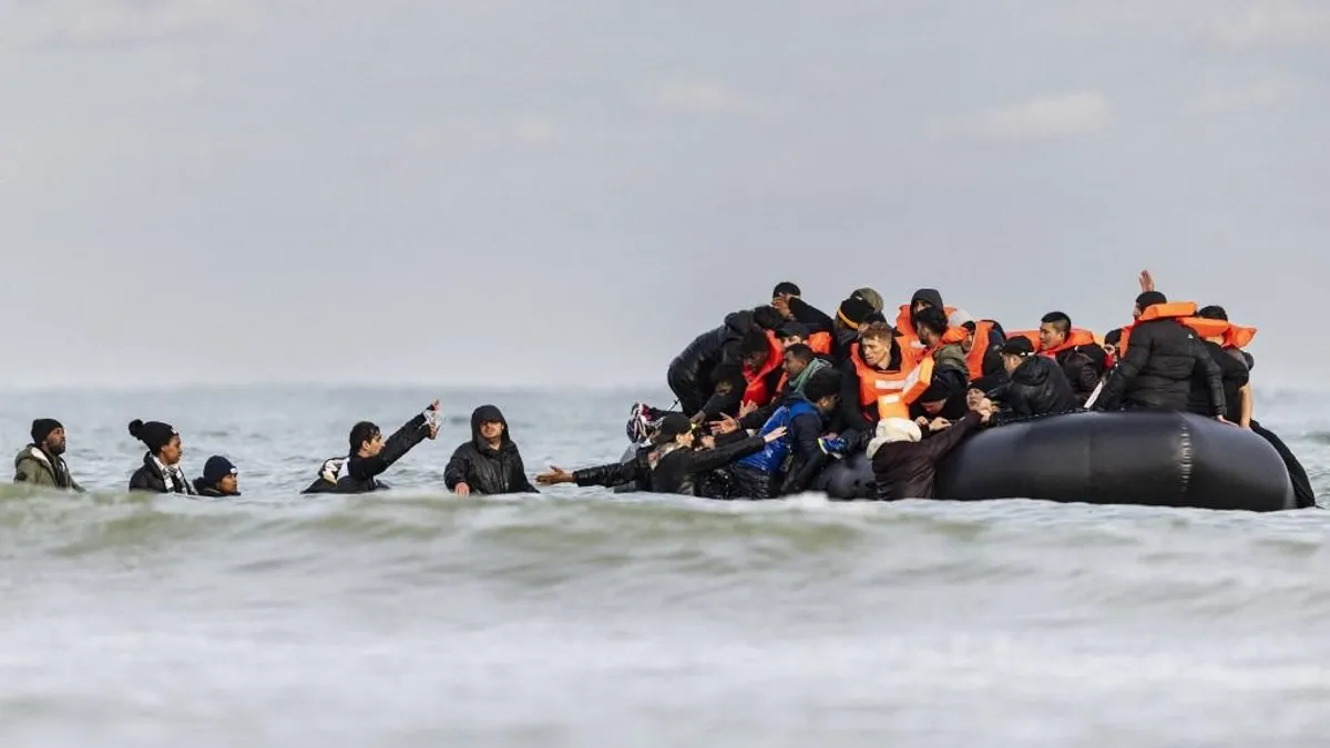 Μέλη της ελληνικής ακτοφυλακής φέρεται να έσπρωξαν μετανάστες στη θάλασσα