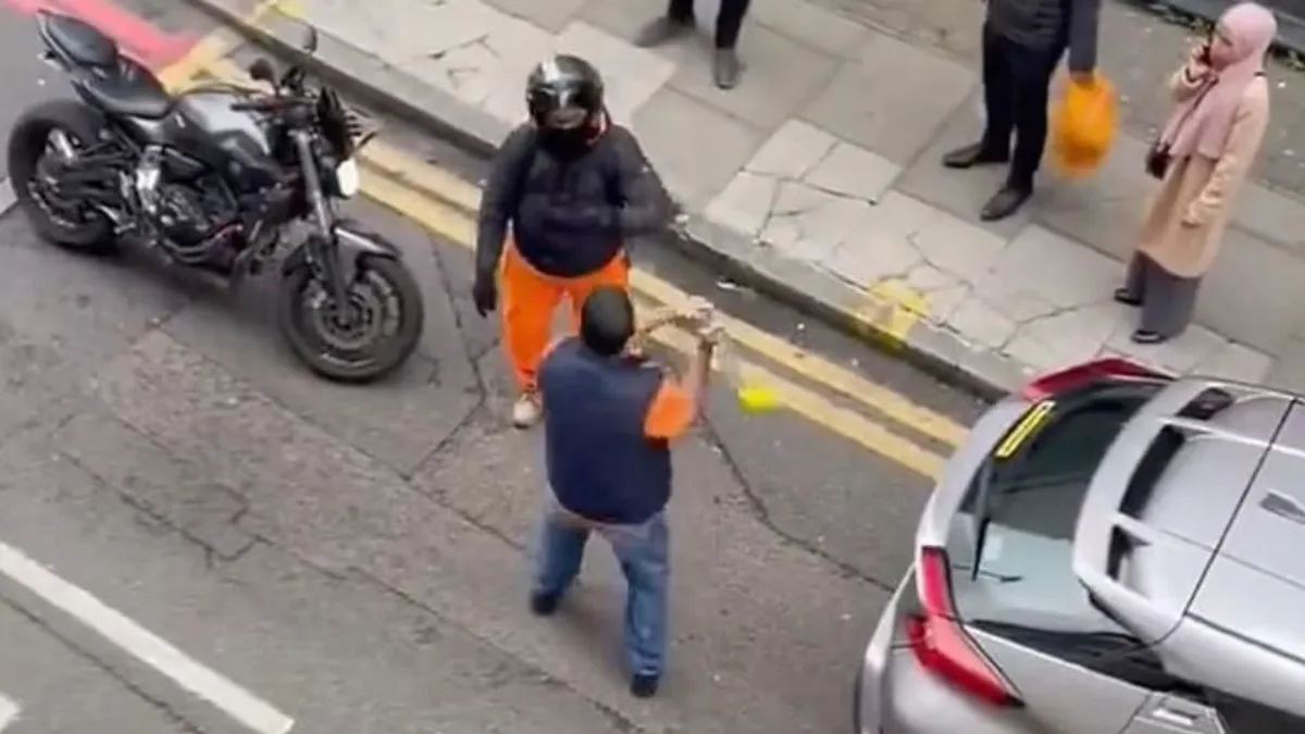 Drámai videón, ahogy egy autós és egy motoros összeverekedett Londonban - videó