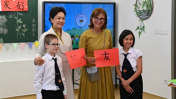 Magyar-kínai iskolába látogatott a kínai államfő felesége