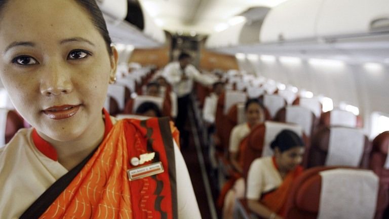 Az Air India Express egyik stewardesse egy repülőgép fedélzetén