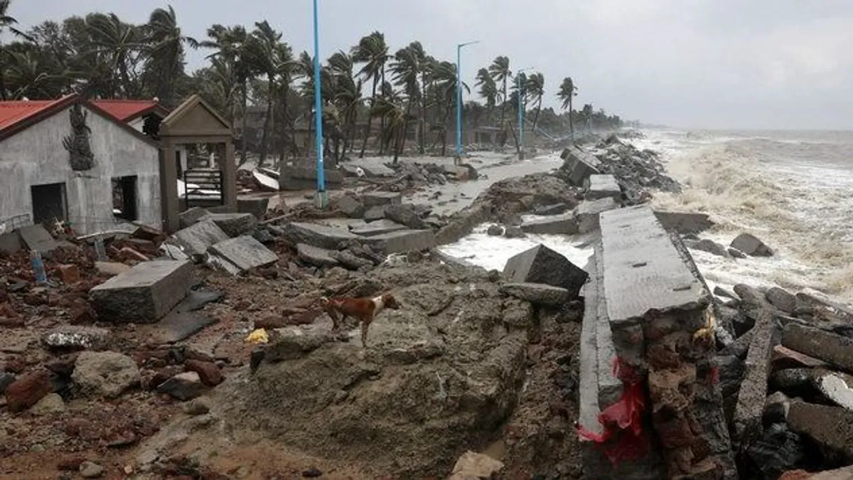 Többen meghaltak és százezreket evakuáltak a trópusi ciklon miatt Indiában és Bangladesben