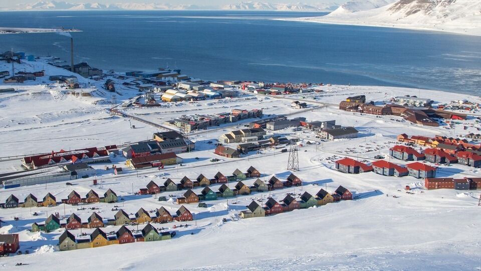 Longyearbyen, a Norvégiához tartozó Spitzbergák legnagyobb települése és egyben székhelye