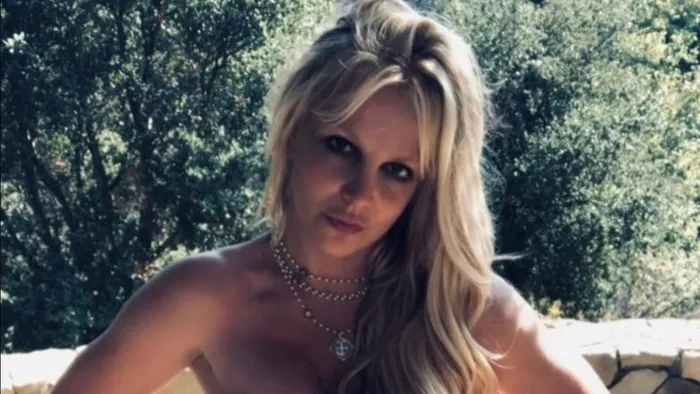 Bugyiban vitte el a zokogó, őrjöngő Britney Spearst a mentő a luxusszállodából