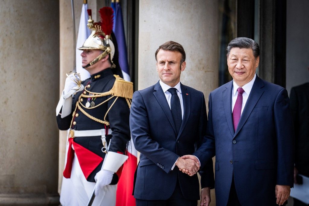 PARIS - MEETING BETWEEN FRENCH PRESIDENT AND PRESIDENT OF THE PEOPLE S REPUBLIC OF CHINA