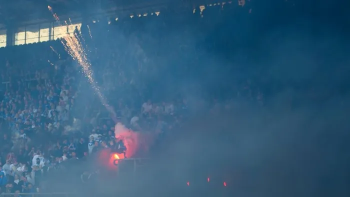 Botrányba fulladt a német bajnoki, a dühös szurkolók kis híján felgyújtották a stadiont
