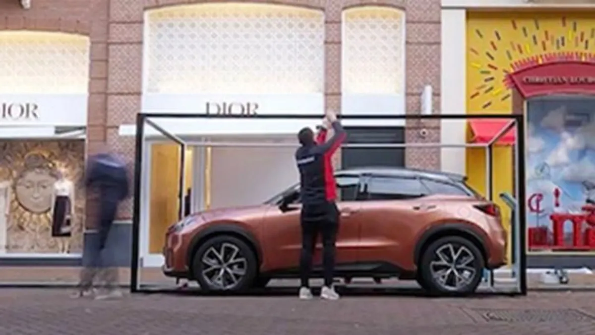 Megépítették a világ legkisebb autószalonját, ami akkora, mint egy parkolóhely