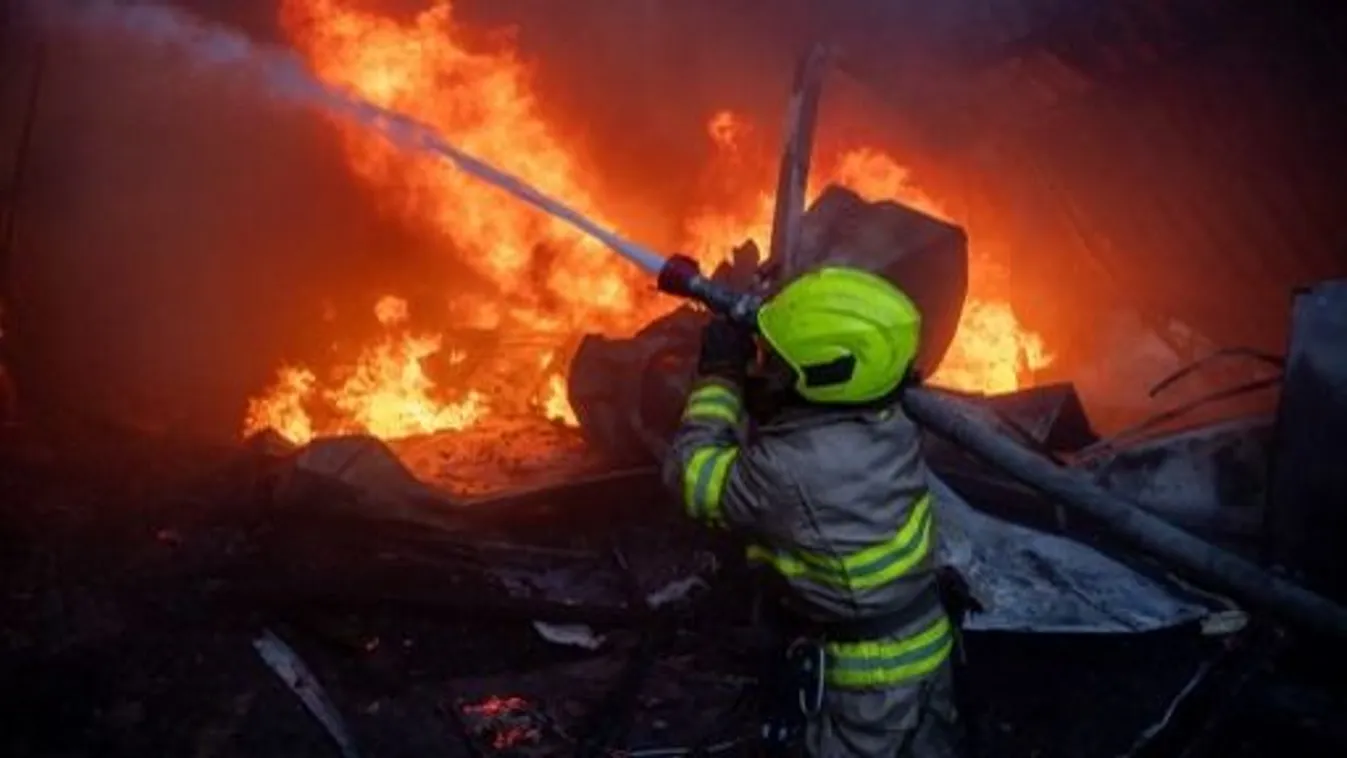 Fire breaks out in Kharkiv after Russian rocket strike, injuring 6 employees, orosz-ukrán háború, Ukrajna