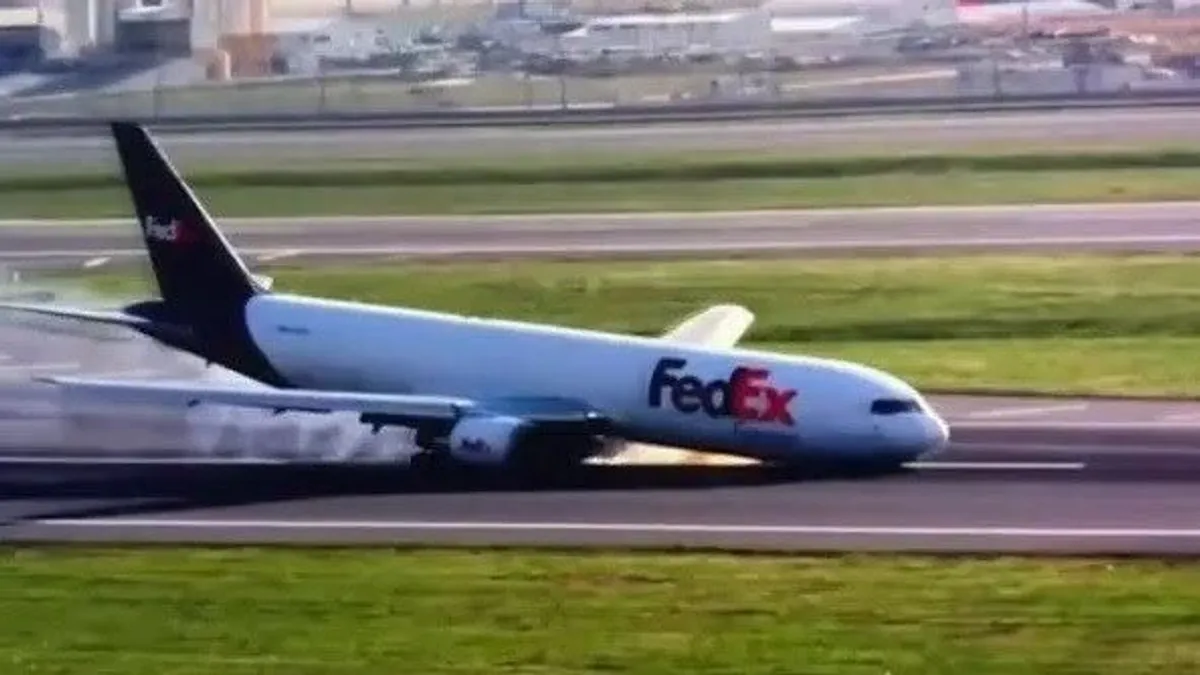 Rémisztő pillanatok, szikrázni kezdett a Boeing - videó