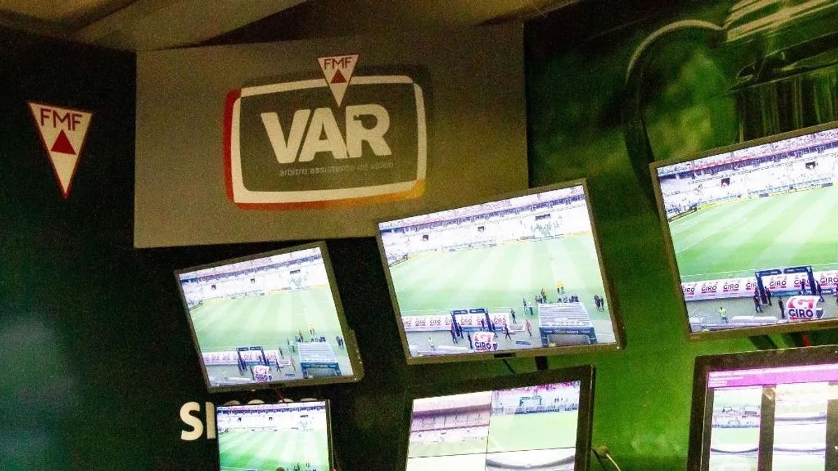 Ez ma már nem történhetne meg: ezért tört meg a világhírű magyar bíró pályafutása