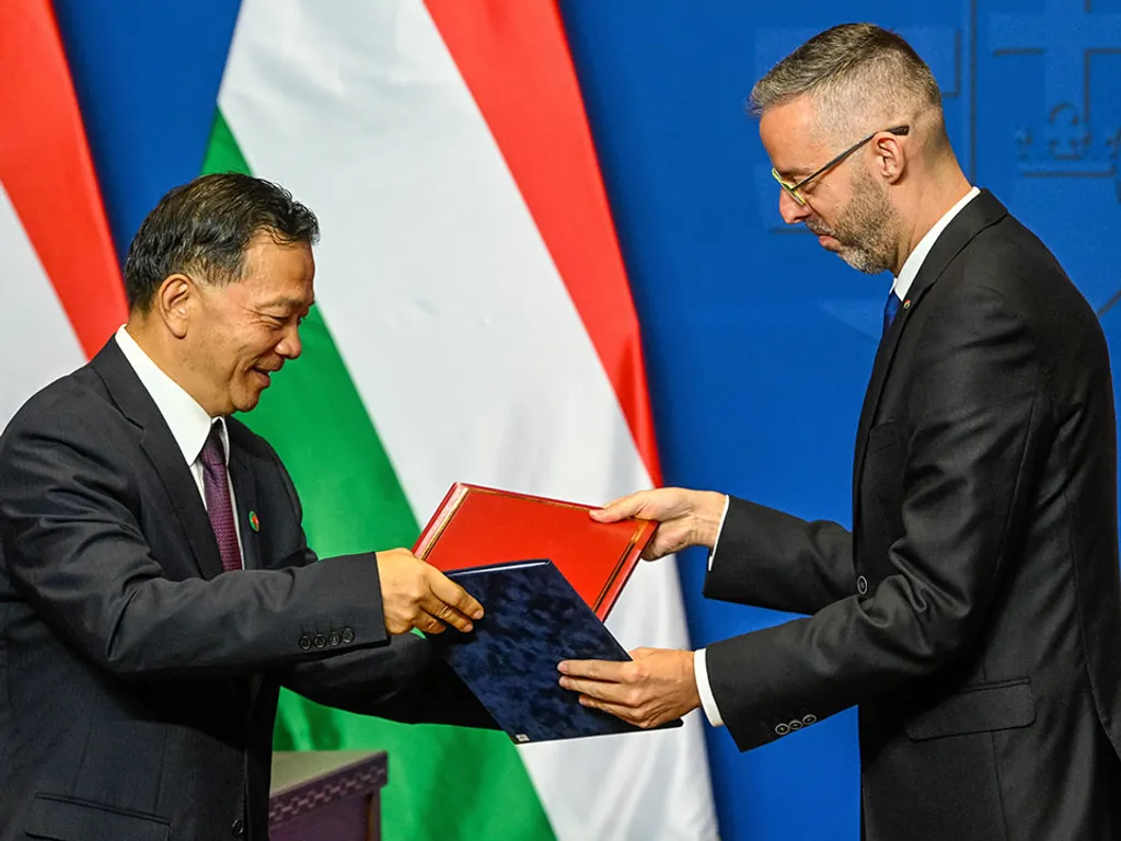 KínaAláírás, kínai, magyar, miniszterek, megállapodás, aláírás