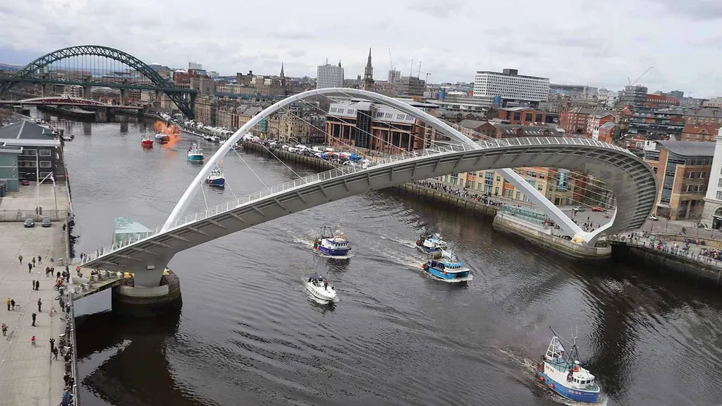 Gateshead Millennium híd, gyalogos és kerékpáros híd, kacsintó híd, Tyne folyó, Newcastle, Anglia 