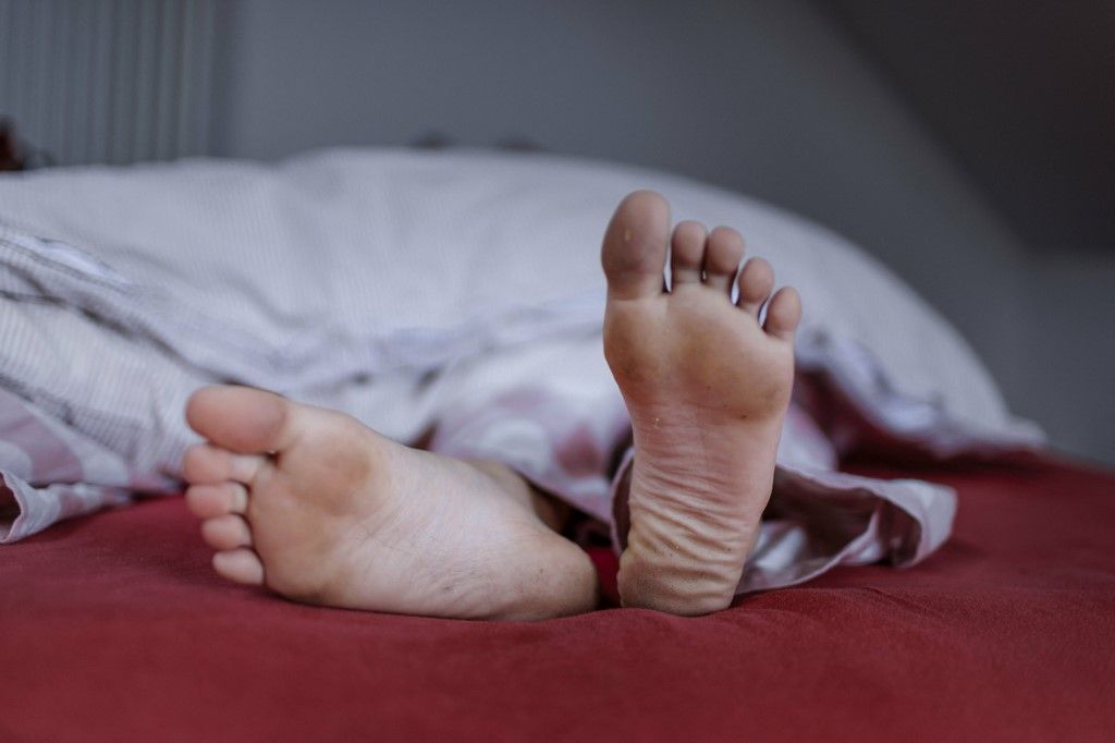 Sleep, dirty children's feet in bed linen