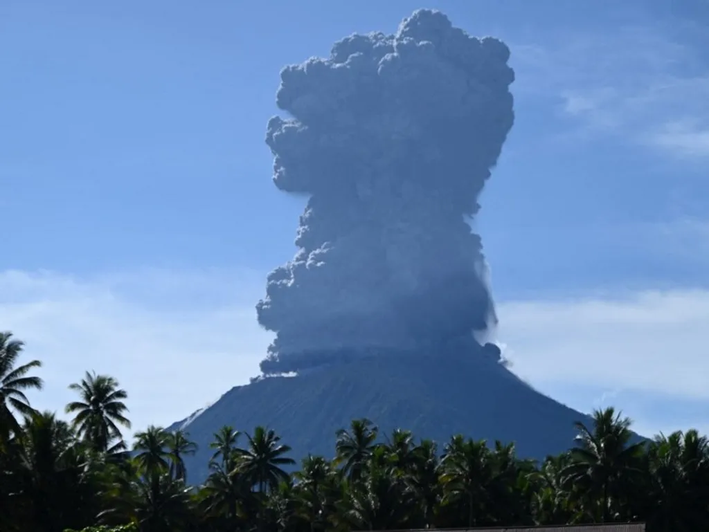 indonézia, vulkán, áradás, időjárás, katasztrófa, rombolás, veszteség
