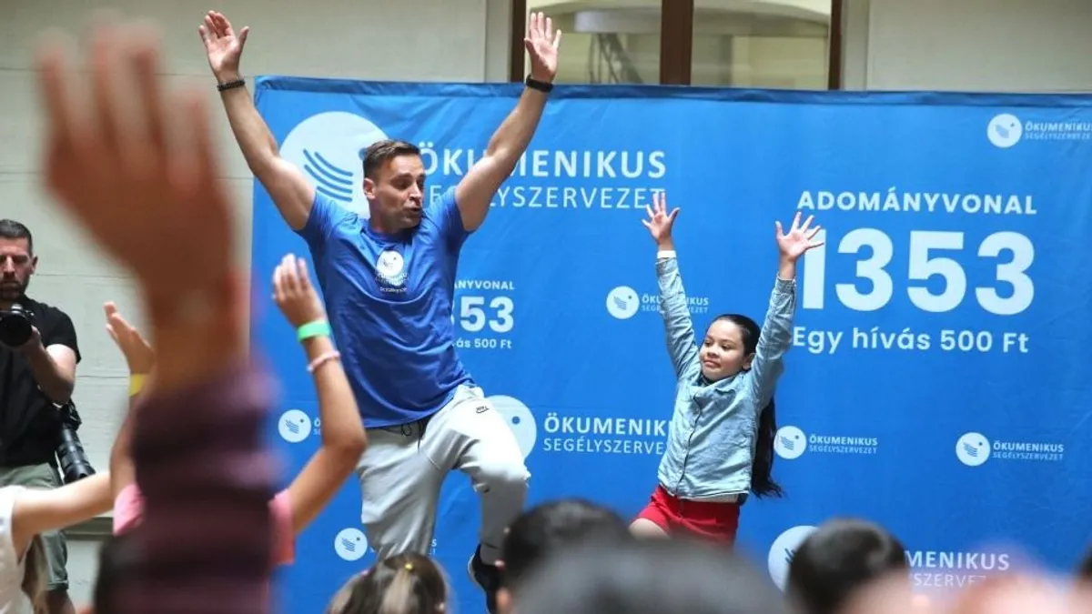 Sztárok játszottak a gyerekekkel az előgyereknapon