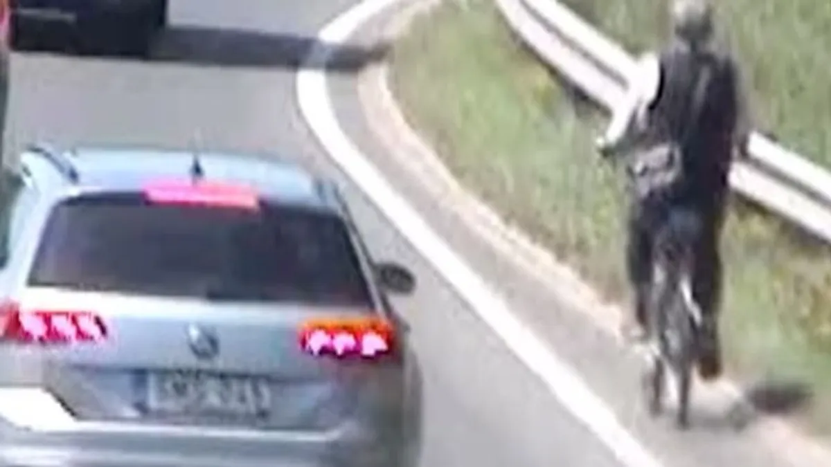 Az M2-esen és az M0-son biciklizett egy idős férfi, a közutasok a kerékpárjával együtt elvitték - videó