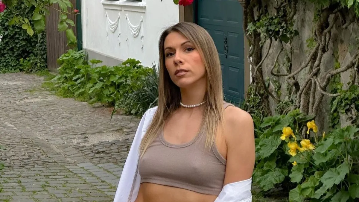 Álló mellbimbói miatt magyarázkodik a TV2 bombázó sztárja