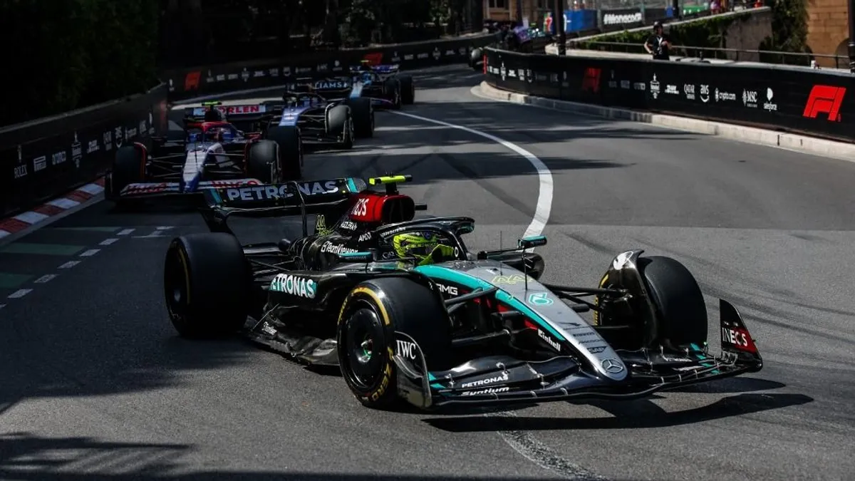 Hamilton újabb borzalmas hétvégéje után kínosan magyarázkodik a Mercedes főnöke