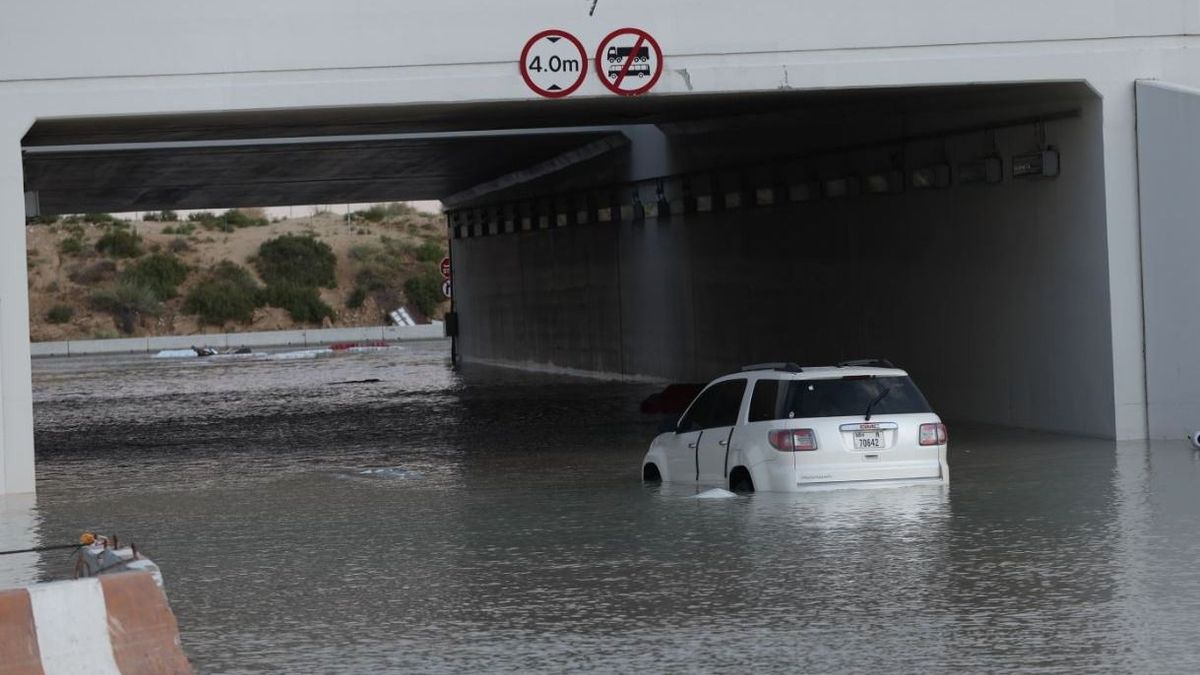 Árvízben álló autó Dubajban 2024. április 17-én. Az időjárási adatok 1949-es rögzítése óta még soha nem esett le ilyen gyorsan ennyi csapadék a térségben. A heves esőzések következtében egy ember életét vesztette. 
